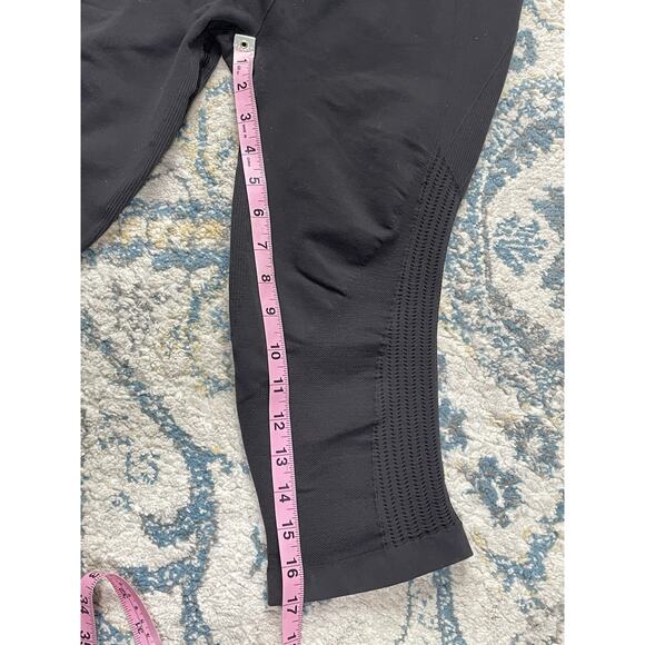 Lululemon In The Flow Capri Womens 6 BK Moisture Wick Seamless Fitted Crop - Picture 4 of 7